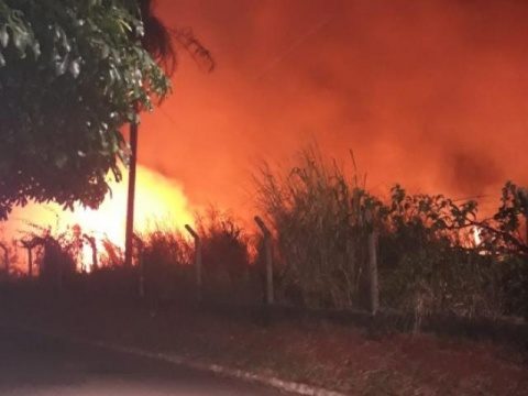 Fogo toma conta de terreno abandonado e mobiliza moradores de condomínio