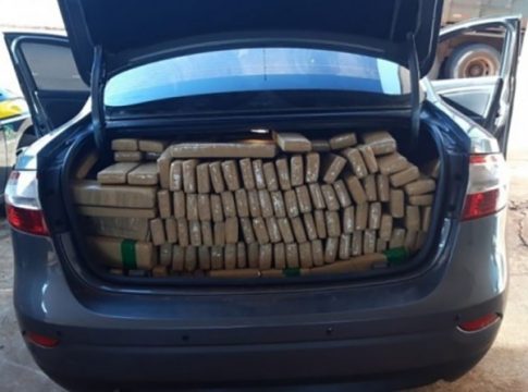 Condutor foge de barreira policial e abandona 550 quilos de maconha