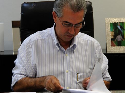 Governador sanciona leis de combate à crueldade contra animais e de direitos da pessoa com câncer; confira