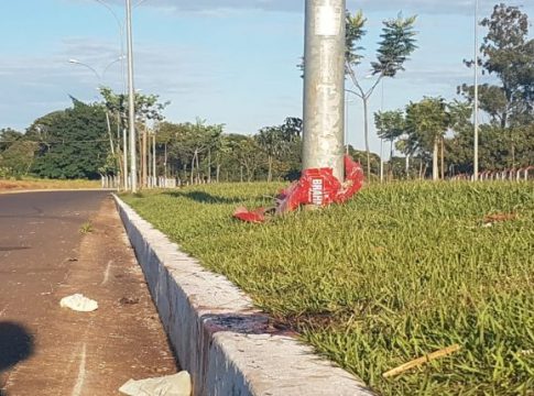 Motociclista morre após cair de moto e ser arremessado contra poste