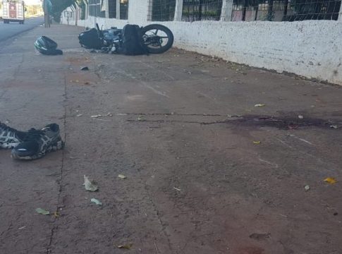 Motociclista fica em estado grave ao bater em muro na avenida Guaicurus
