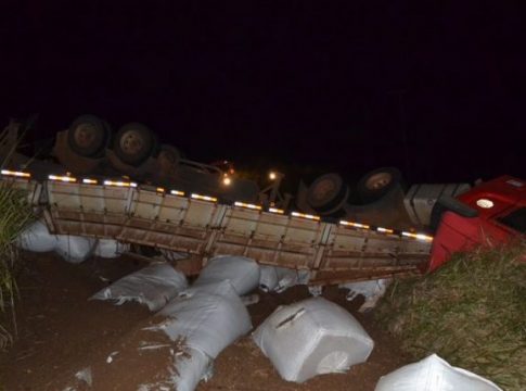 Caminhão tomba e cai em ribanceira ao desviar de buraco na estrada