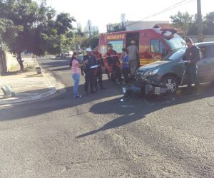 Motoqueiro fica ferido em acidente entre carro e moto em Campo Grande
