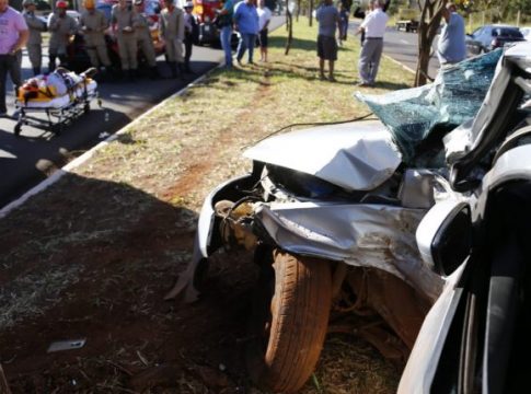 Reviravolta: motorista diz que dormia quando dupla furtou carro e bateu em árvore