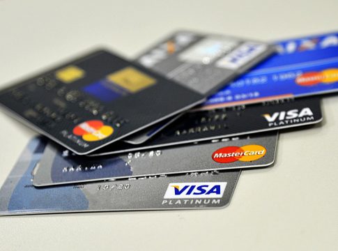 Juros do rotativo do cartão de crédito subiram para 299,8% ao ano