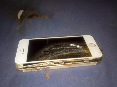 Celular pega fogo enquanto carregava sobre a cama onde jovem dormia em MS