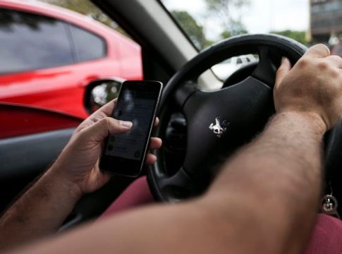 Um em cada cinco brasileiros usa o celular enquanto dirige