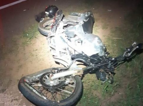 Motociclista sem documentos morre após colidir em carreta na BR-163
