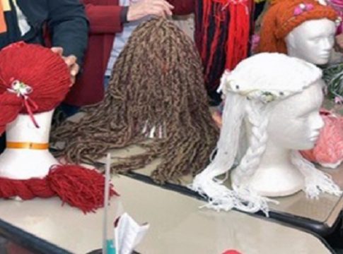 Perucas de inverno feitas em presídio levam “mundo lúdico” a crianças em tratamento contra o câncer