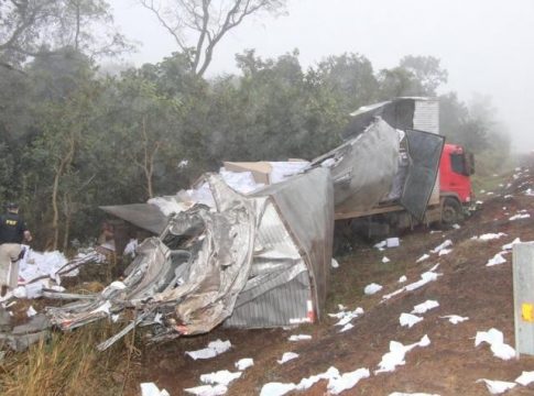 Acidente entre 2 caminhões deixa 3 vítimas e interrompe a BR-163