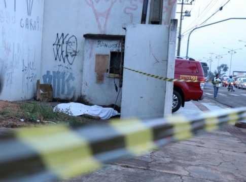 Homem é achado morto em calçada e suspeita é de choque elétrico