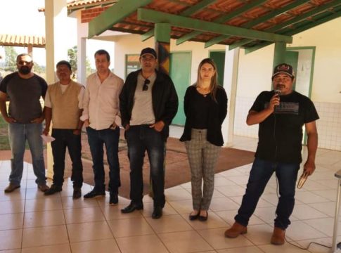 Prefeito Léo leva água e trator para Aldeia Cerrito