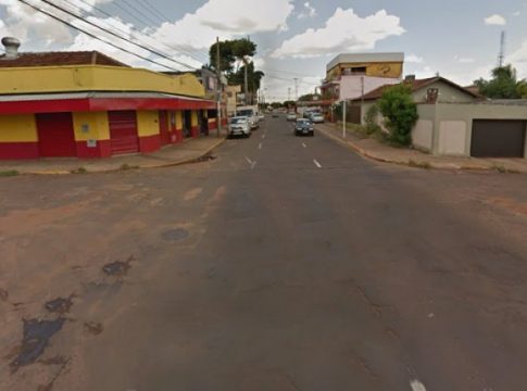 Rapaz é cercado por quatro na saída de bar durante assalto