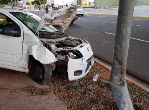 Motorista se envolve em acidente na Afonso Pena e quase atinge estátua de Manoel de Barros