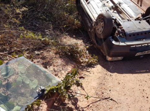 Idoso morre esmagado por carro após capotar em estrada de terra