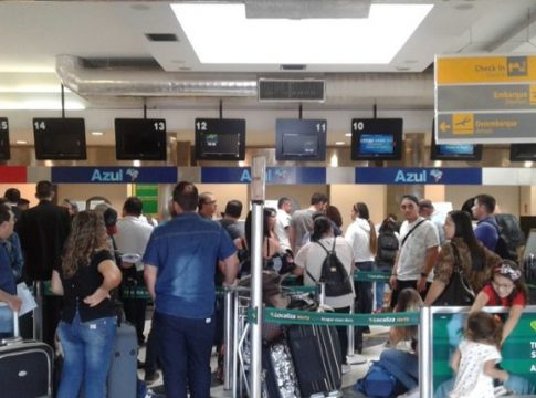 Azul é autuada por cancelar voos e deixar passageiros sem assistência em Campo Grande