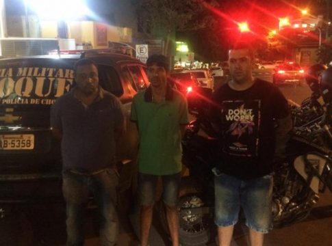 Caminhoneiro desconfia de pedido de frete e trio contratado por detento acaba preso