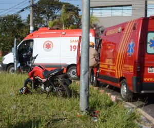 Motoqueiro perde o controle, bate em poste e fica gravemente ferido
