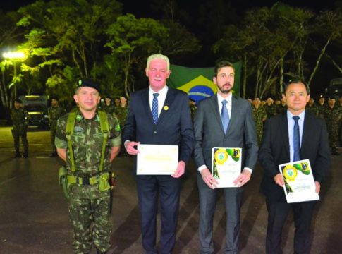 Em Guaíra Exército forma soldados e homenageia prefeito, juiz e delegado