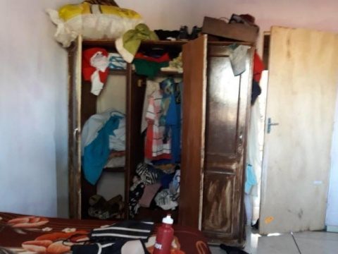Para evitar prisão do marido por estupro, mulher esconde filha no guarda-roupas
