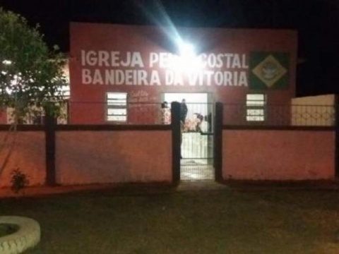 Após matar ex em igreja, homem crava faca no próprio peito e vai preso