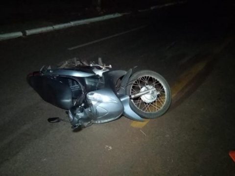 Na saída da balada, motociclista bate em árvore e morre