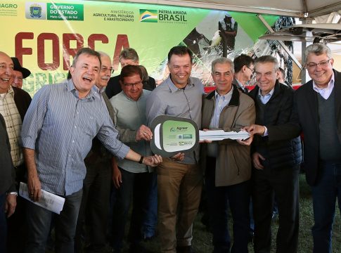 Novos equipamentos dão velocidade à produção e modernizam agricultura familiar, afirma governador