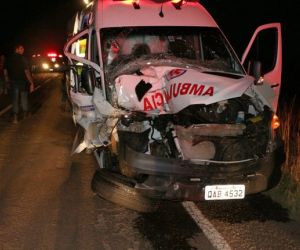 Acidente entre ambulância e trator deixa um morto e quatro feridos