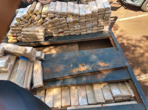 Motorista de guincho é flagrado com mais de 700kg de maconha em fundo falso
