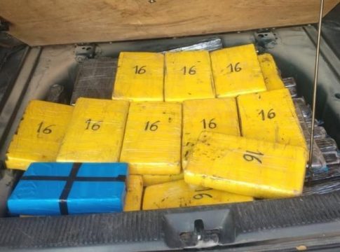 Dois bolivianos são presos transportando em táxi 160 kg de cocaína