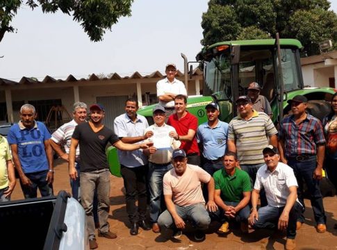 Prefeito Léo entrega trator para Assentamento Floresta Branca
