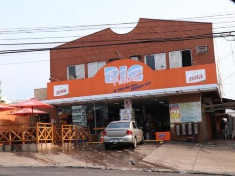 Briga generalizada em conveniência deixa 4 pessoas feridas a tiros