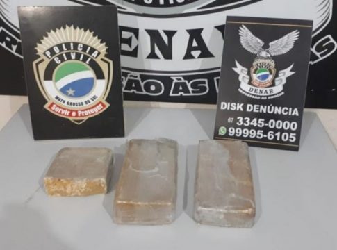 Jovem é presa com R$ 20 mil em cocaína e casal com 57 papelotes