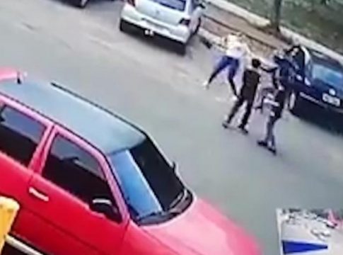 Com arma na mão, bandido assalta mulher e crianças em frente à escola