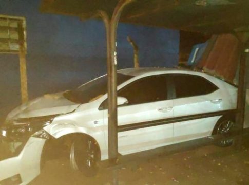 Carro destrói banquinha de doces e “fica preso” em ponto de ônibus