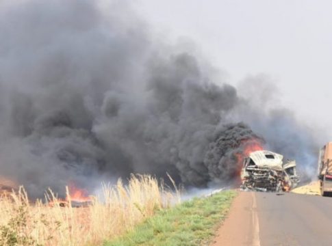 Carretas e caminhão colidem e explosão deixa duas pessoas feridas na MS-306