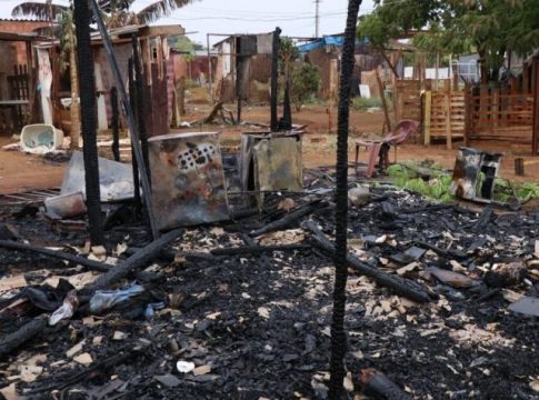 Vizinha coloca fogo em barraco com adolescente e bebê dentro