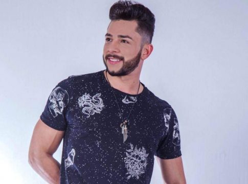 Cantor sertanejo morre após carro bater em árvore em rodovia de MS