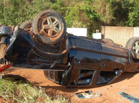 Caminhonete capota após colisão com ônibus e casal fica ferido
