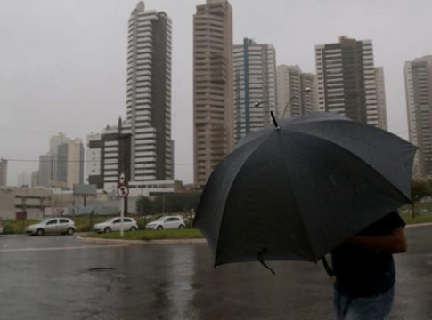 Guarda-chuva é acessório indispensável para esta quarta-feira em MS