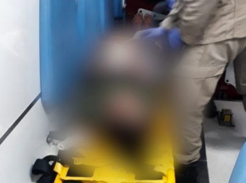 Após ouvir gritos de socorro, policiais salvam mulher que tentava se jogar em frente de caminhões