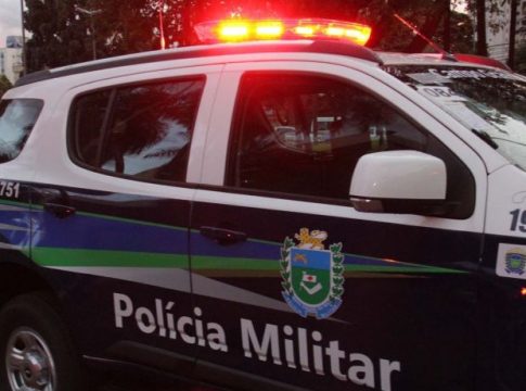 Embriagado, motorista bate contra viatura da Polícia Militar