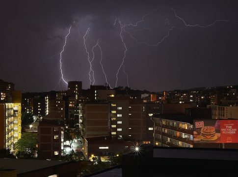 Pesquisadores estudam ocorrência de raios invertidos no Brasil