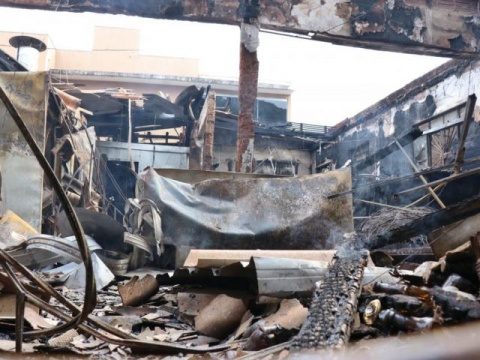 Bar pega fogo na madrugada e fica completamente destruído