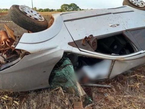 Morador da zona rural perde controle de direção, capota carro e morre