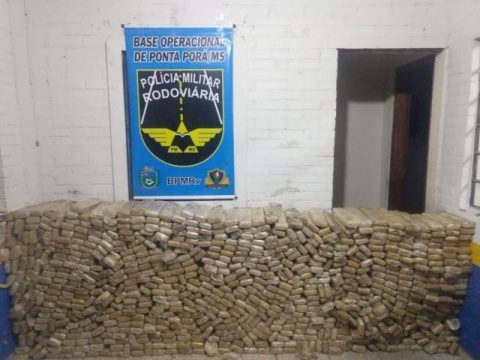 Polícia encontra 800 kg de maconha em fundo falso de carreta