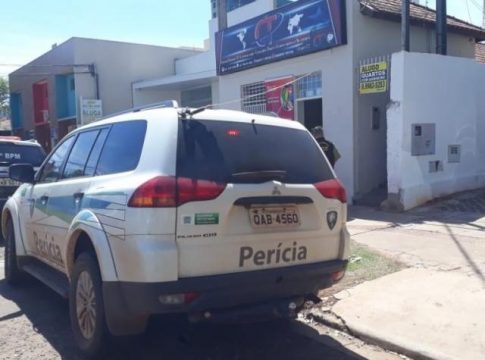 Vizinhos sentem cheiro forte e homem de 70 anos é encontrado morto em banheiro