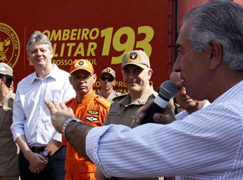 Reinaldo Azambuja elogia bombeiros e agradece apoio de SP e DF no combate aos incêndios em MS