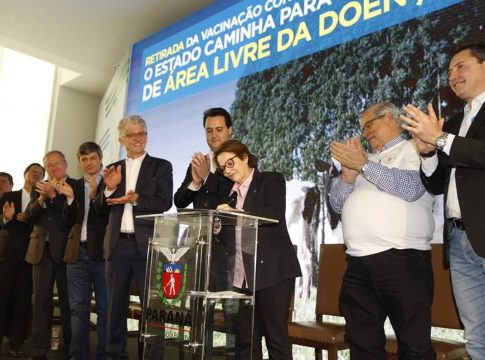 Ministra Tereza Cristina assina suspensão da vacinação contra aftosa no Paraná