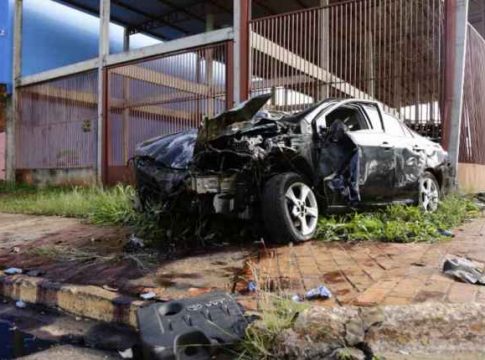 Jovem de 18 anos perde o controle da direção e capota carro na Avenida Ceará